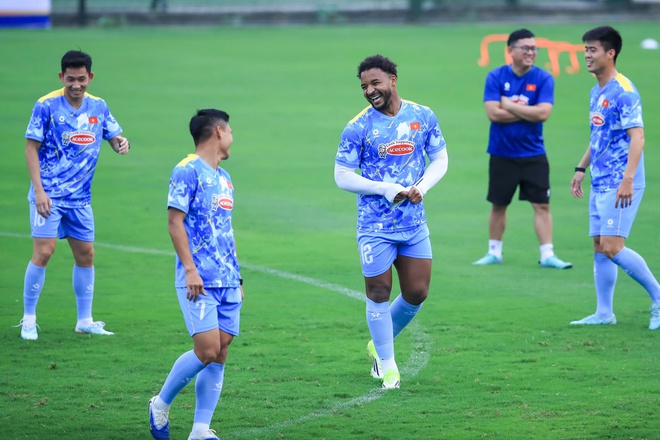 Xuân Son gặp vấn đề ở chân, bỏ dở buổi tập đầu cùng đội tuyển Việt Nam- Ảnh 4. Xuân Son gặp vấn đề ở chân, bỏ dở buổi tập đầu cùng đội tuyển Việt Nam- Ảnh 4.