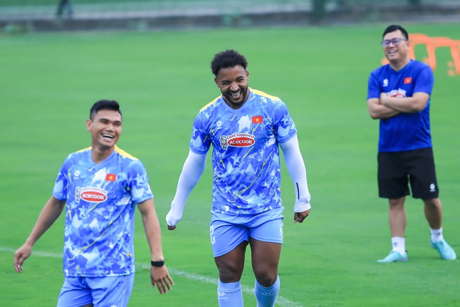 Ho&agrave;ng H&ecirc;n h&ograve;a nhập nhanh, tập cực sung c&ugrave;ng đội tuyển Việt Nam: 'T&ocirc;i muốn thắng Malaysia'- Ảnh 9.