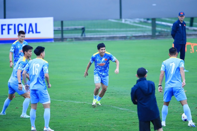Ho&agrave;ng H&ecirc;n h&ograve;a nhập nhanh, tập cực sung c&ugrave;ng đội tuyển Việt Nam: 'T&ocirc;i muốn thắng Malaysia'- Ảnh 20.