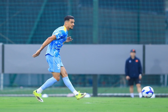 Ho&agrave;ng H&ecirc;n h&ograve;a nhập nhanh, tập cực sung c&ugrave;ng đội tuyển Việt Nam: 'T&ocirc;i muốn thắng Malaysia'- Ảnh 1.