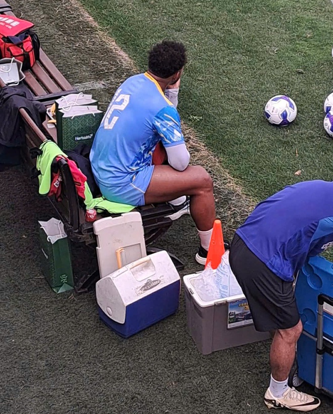 Xuân Son gặp vấn đề ở chân, bỏ dở buổi tập đầu cùng đội tuyển Việt Nam- Ảnh 2. Xuân Son gặp vấn đề ở chân, bỏ dở buổi tập đầu cùng đội tuyển Việt Nam- Ảnh 2.