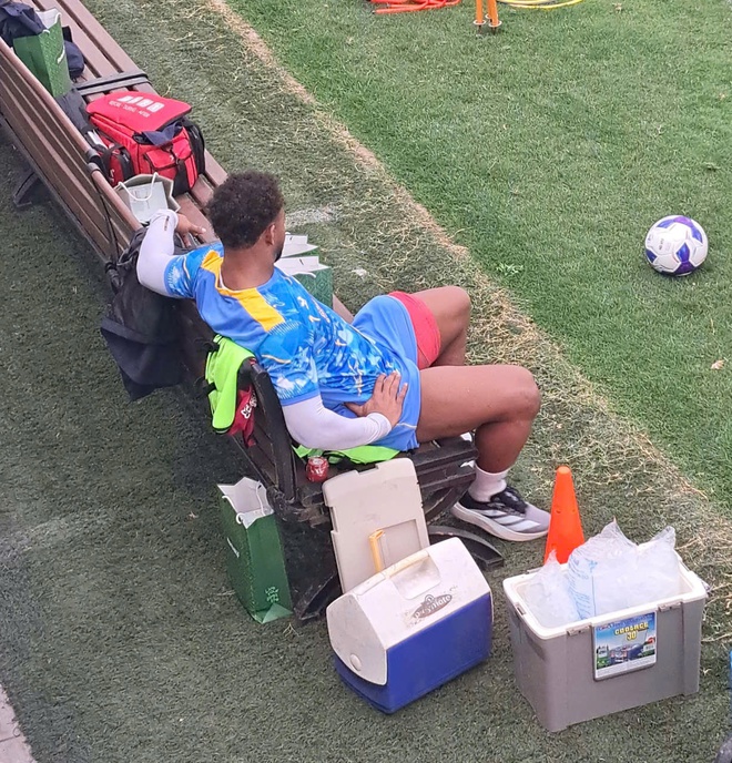 Xuân Son gặp vấn đề ở chân, bỏ dở buổi tập đầu cùng đội tuyển Việt Nam- Ảnh 1. Xuân Son gặp vấn đề ở chân, bỏ dở buổi tập đầu cùng đội tuyển Việt Nam- Ảnh 1.