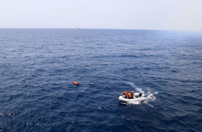 28 giờ Hải quân Việt Nam - Trung Quốc tuần tra, huấn luyện trên vịnh Bắc bộ- Ảnh 9. 28 giờ Hải quân Việt Nam - Trung Quốc tuần tra, huấn luyện trên vịnh Bắc bộ- Ảnh 9.