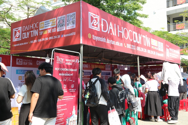 Tư vấn m&ugrave;a thi: Gian h&agrave;ng 'n&oacute;ng' từ s&aacute;ng sớm, học sinh săn cơ hội tương lai - Ảnh 2.