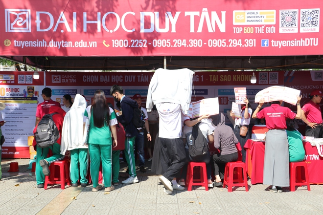 Tư vấn m&ugrave;a thi: Gian h&agrave;ng 'n&oacute;ng' từ s&aacute;ng sớm, học sinh săn cơ hội tương lai - Ảnh 4.