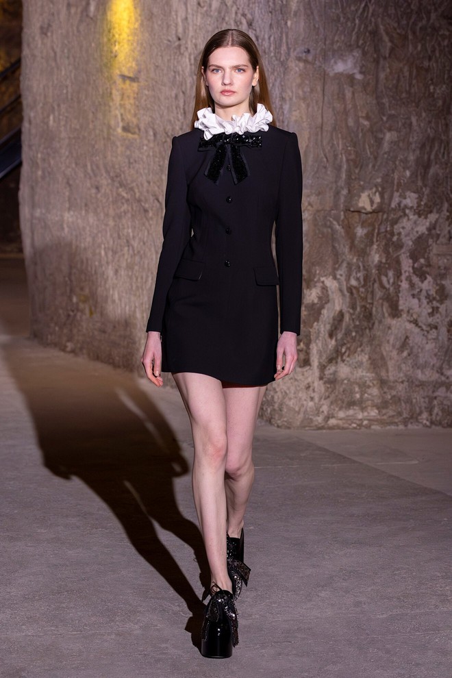 Mini skirt trở lại: Công thức phối giúp váy ngắn dễ mặc và nổi bật- Ảnh 6. Mini skirt trở lại: Công thức phối giúp váy ngắn dễ mặc và nổi bật- Ảnh 6.