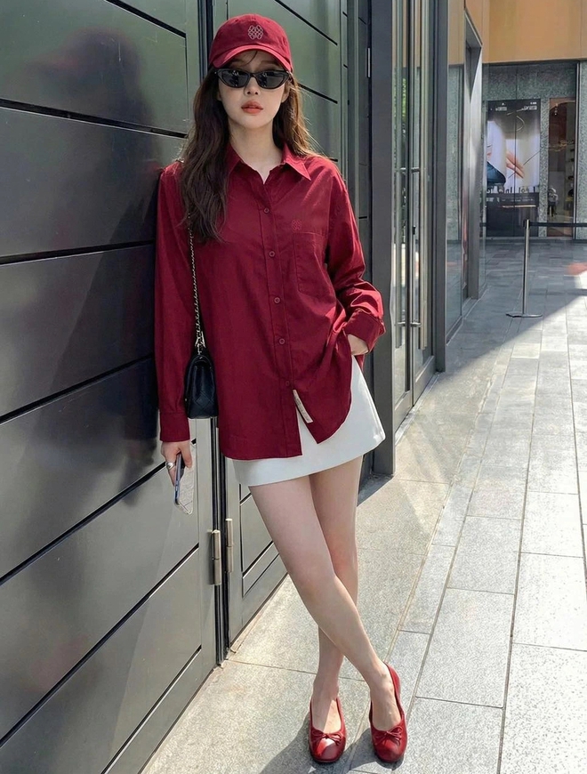Mini skirt trở lại: Công thức phối giúp váy ngắn dễ mặc và nổi bật- Ảnh 4. Mini skirt trở lại: Công thức phối giúp váy ngắn dễ mặc và nổi bật- Ảnh 4.