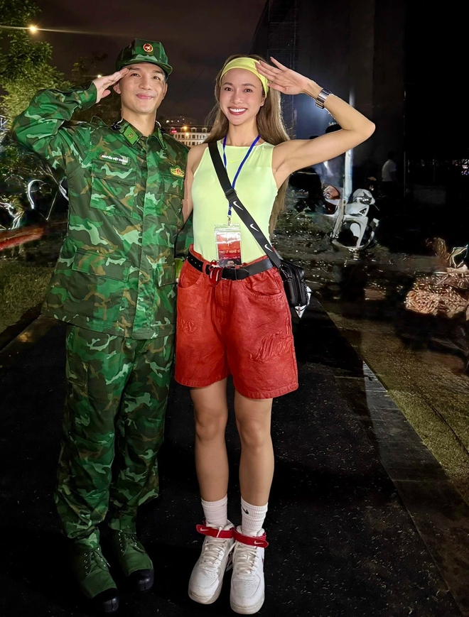 Phối thông minh để biến đồ thể thao thành thời trang hằng ngày- Ảnh 6. Phối thông minh để biến đồ thể thao thành thời trang hằng ngày- Ảnh 6.