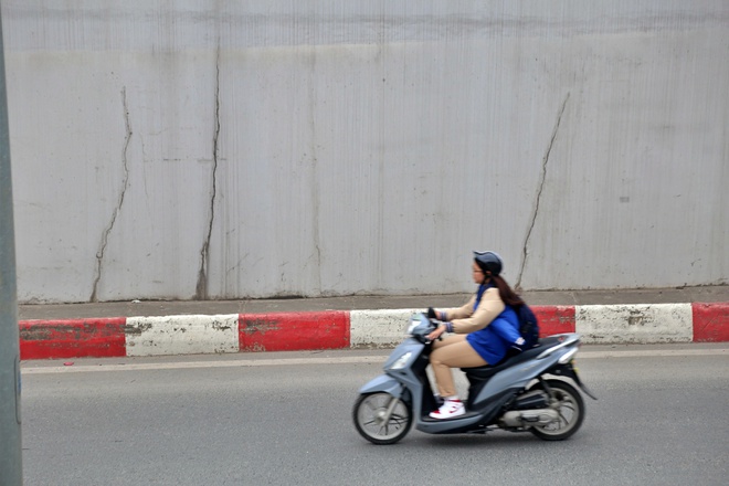 Hầm chui 700 tỉ đồng ở H&agrave; Nội xuất hiện nhiều vết nứt - Ảnh 9.