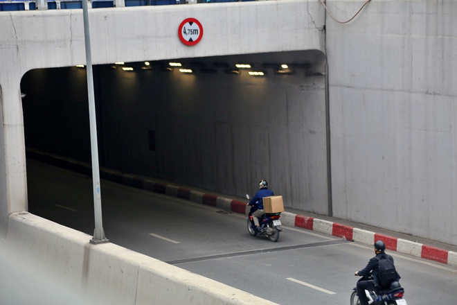 Hầm chui 700 tỉ đồng ở H&agrave; Nội xuất hiện nhiều vết nứt - Ảnh 2.