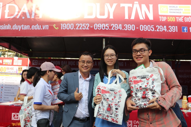 Tư vấn m&ugrave;a thi: Gian h&agrave;ng 'n&oacute;ng' từ s&aacute;ng sớm, học sinh săn cơ hội tương lai - Ảnh 3.