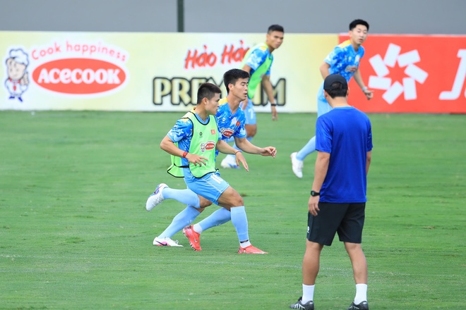 Đội tuyển Việt Nam đón thêm dàn sao Ninh Bình, Xuân Son vẫn phải tập riêng với bác sĩ- Ảnh 1.