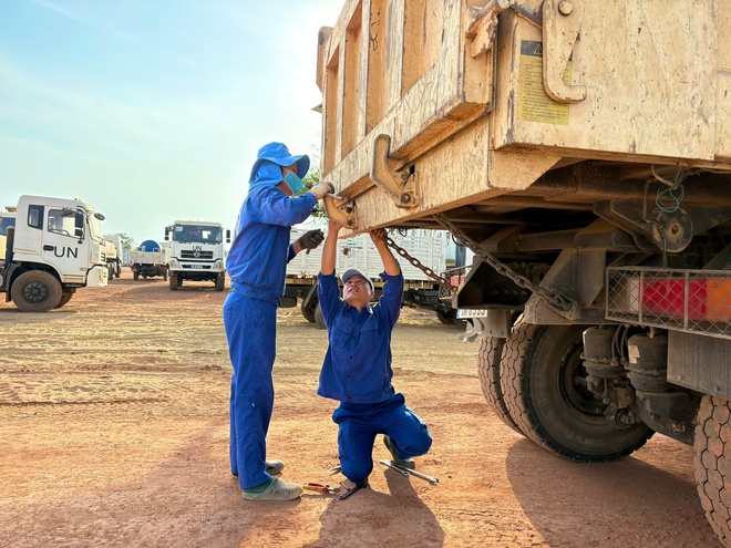 Lính mũ nồi xanh 'ăn cơm bụi đỏ', làm việc xuyên tuần giữa chảo lửa 50 độ - Ảnh 5.