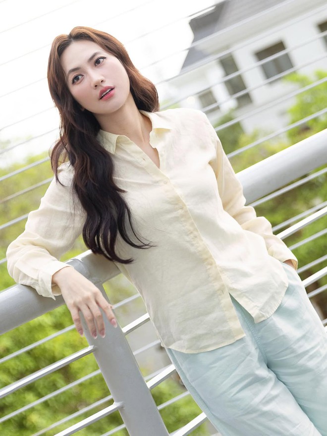 Áo sơ mi mỏng nhẹ cho ngày hè thanh lịch- Ảnh 1. Áo sơ mi mỏng nhẹ cho ngày hè thanh lịch- Ảnh 1.