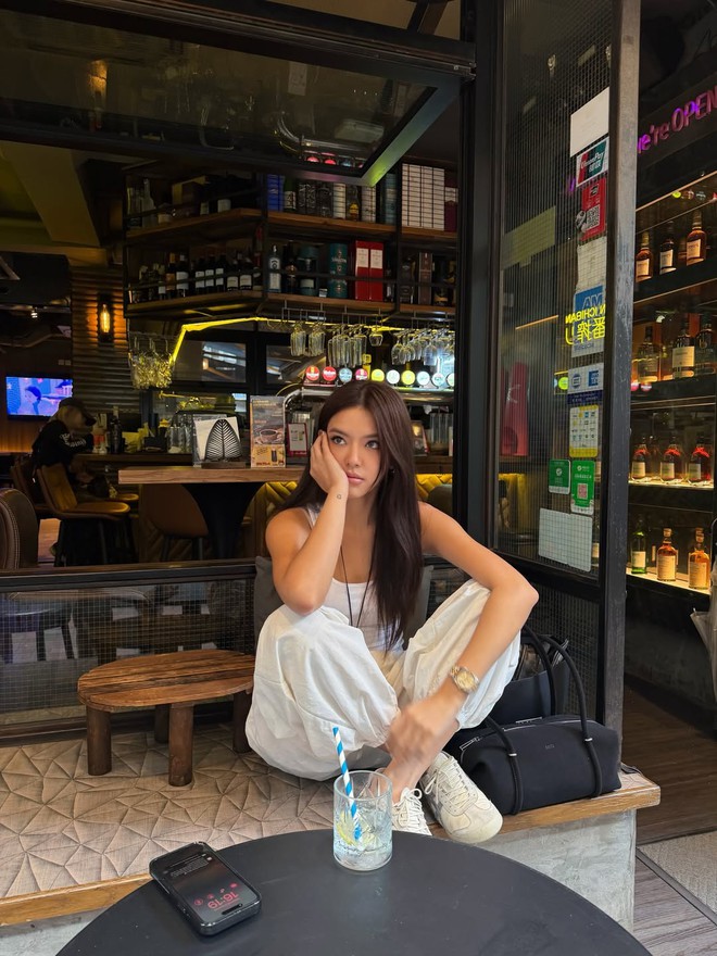 Phong cách tối giản nhưng nổi bật cùng trang phục màu trắng - Ảnh 1.