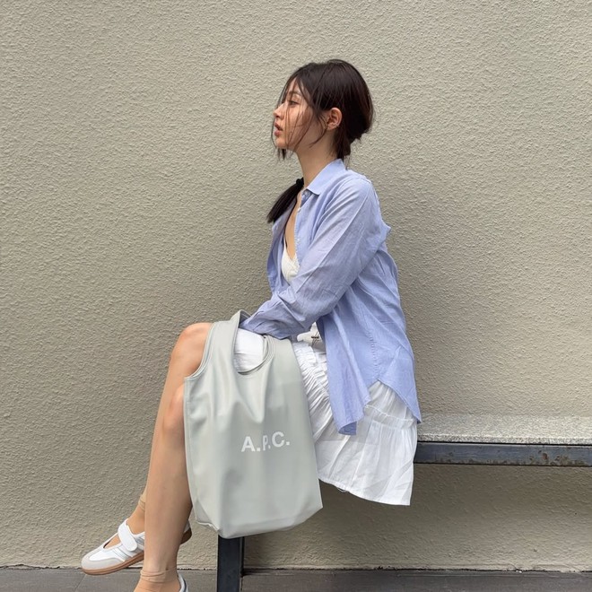 Áo sơ mi mỏng nhẹ cho ngày hè thanh lịch- Ảnh 5. Áo sơ mi mỏng nhẹ cho ngày hè thanh lịch- Ảnh 5.