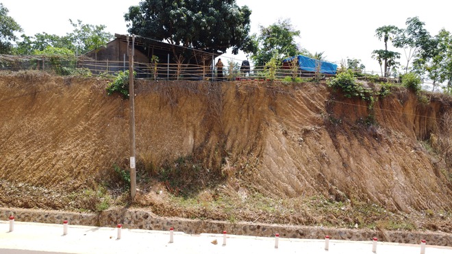 Đồng Nai: Th&ecirc;m tuyến đường thi c&ocirc;ng khiến nh&agrave; d&acirc;n ch&ecirc;nh v&ecirc;nh b&ecirc;n m&eacute;p vực s&acirc;u   - Ảnh 7.