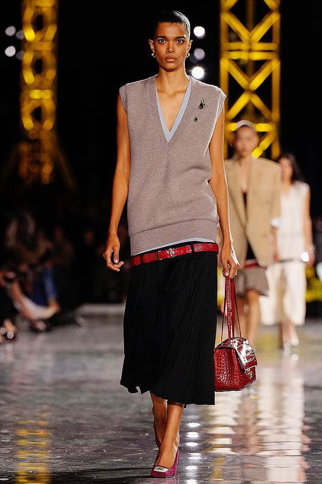 Chọn chân váy chuẩn gu: Mặc thanh lịch, trendy, tôn dáng mùa hè  - Ảnh 5.