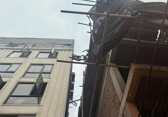 C&ocirc;ng an H&agrave; Nội tận dụng 'thời gian v&agrave;ng' cứu 7 người kẹt trong ng&ocirc;i nh&agrave; ch&aacute;y - Ảnh 2.