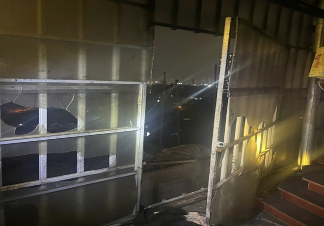 C&ocirc;ng an H&agrave; Nội tận dụng 'thời gian v&agrave;ng' cứu 7 người kẹt trong ng&ocirc;i nh&agrave; ch&aacute;y - Ảnh 3.