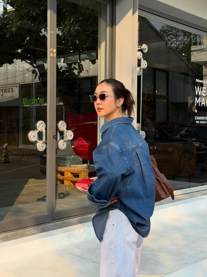 Phối đồ mùa hè thật năng động cùng áo sơ mi denim  - Ảnh 2.