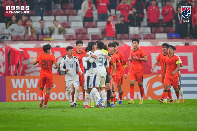 U.23 Trung Quốc bị chỉ tr&iacute;ch v&igrave; chơi th&ocirc; bạo, h&ograve;a nhọc nhằn U.23 Th&aacute;i Lan- Ảnh 3.