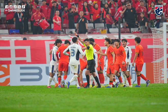 U.23 Trung Quốc bị chỉ tr&iacute;ch v&igrave; chơi th&ocirc; bạo, h&ograve;a nhọc nhằn U.23 Th&aacute;i Lan- Ảnh 2.