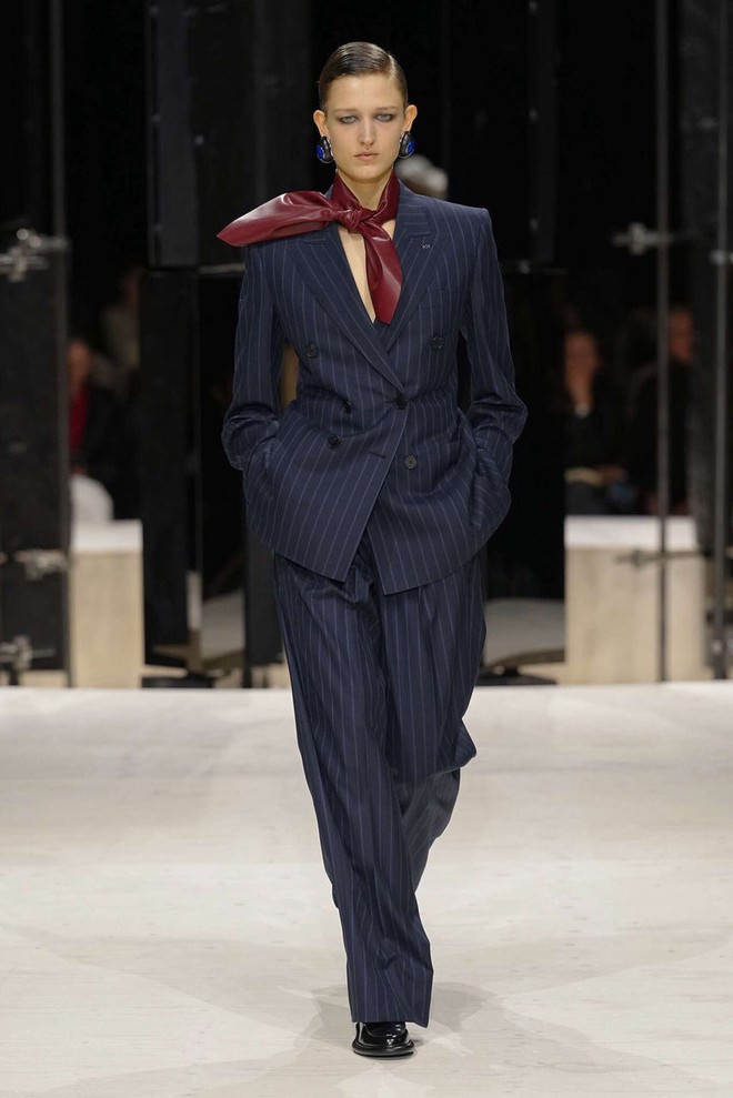 Chọn trang phục họa tiết kẻ: Ít mà chất, đơn giản nhưng nổi bật- Ảnh 2. Chọn trang phục họa tiết kẻ: Ít mà chất, đơn giản nhưng nổi bật- Ảnh 2.