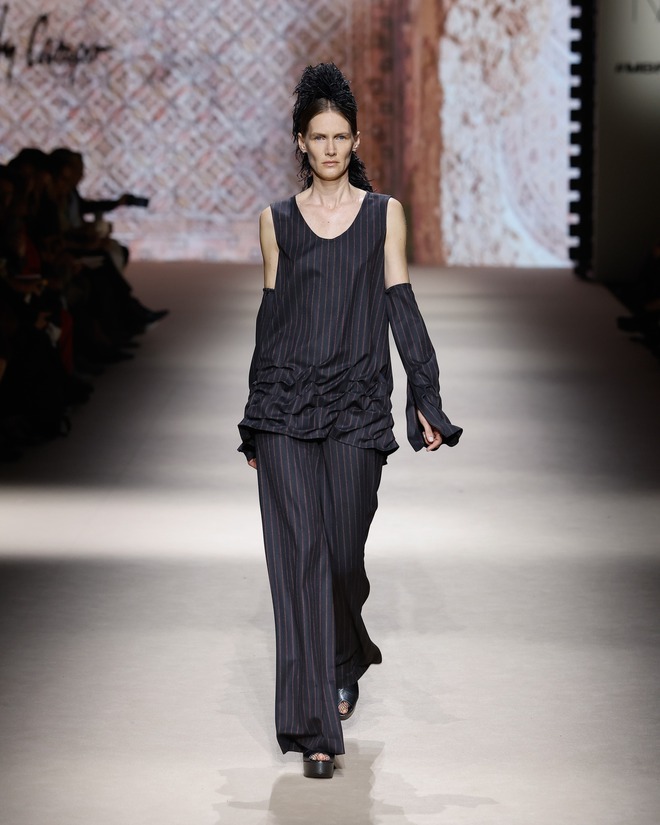 Chọn trang phục họa tiết kẻ: Ít mà chất, đơn giản nhưng nổi bật- Ảnh 4. Chọn trang phục họa tiết kẻ: Ít mà chất, đơn giản nhưng nổi bật- Ảnh 4.