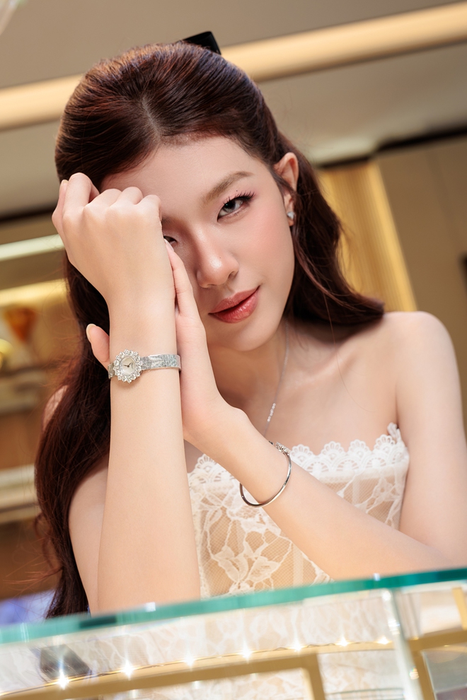 ‘Em xinh' Lamoon đeo đồng hồ 2 tỉ dự sự kiện- Ảnh 1. ‘Em xinh' Lamoon đeo đồng hồ 2 tỉ dự sự kiện- Ảnh 1.