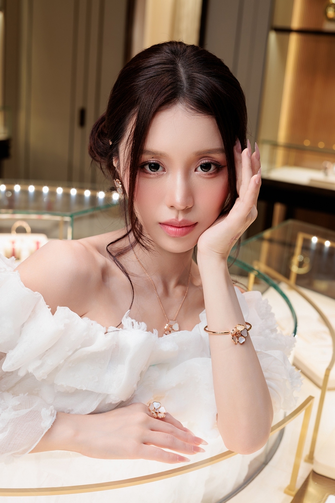 ‘Em xinh' Lamoon đeo đồng hồ 2 tỉ dự sự kiện- Ảnh 5. ‘Em xinh' Lamoon đeo đồng hồ 2 tỉ dự sự kiện- Ảnh 5.