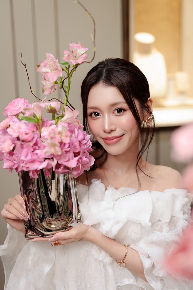 ‘Em xinh' Lamoon đeo đồng hồ 2 tỉ dự sự kiện- Ảnh 6. ‘Em xinh' Lamoon đeo đồng hồ 2 tỉ dự sự kiện- Ảnh 6.