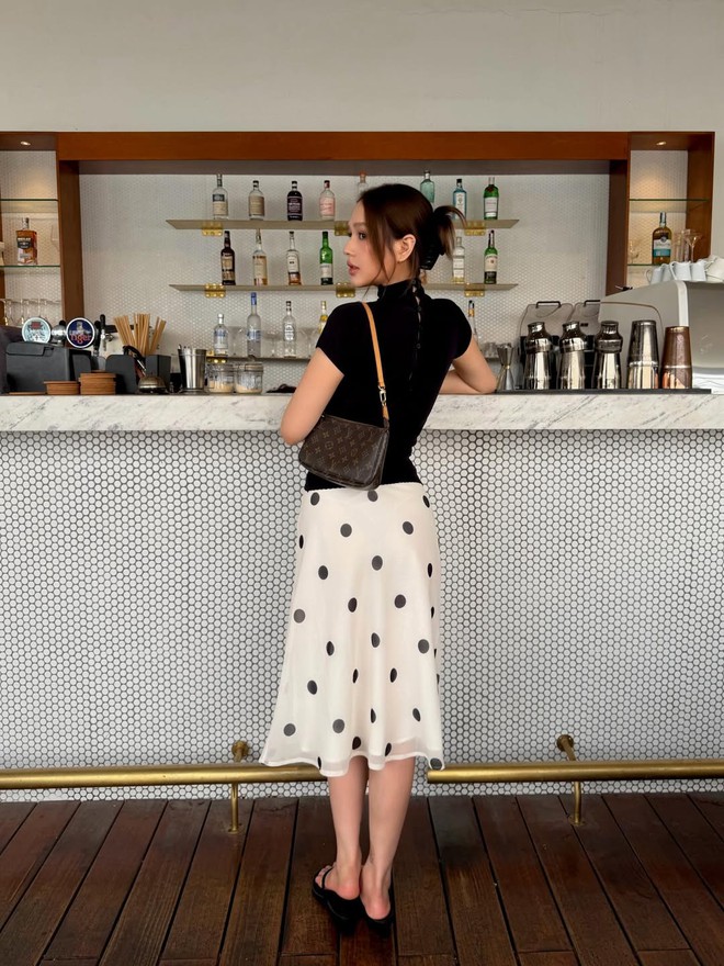 Điểm nhấn nhẹ nhàng từ họa tiết chấm bi duyên dáng- Ảnh 2. Điểm nhấn nhẹ nhàng từ họa tiết chấm bi duyên dáng- Ảnh 2.