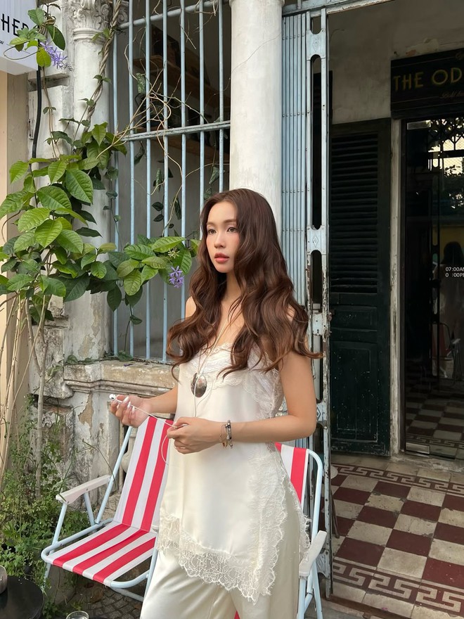 Sức hút nhẹ nhàng từ trang phục vải ren- Ảnh 10. Sức hút nhẹ nhàng từ trang phục vải ren- Ảnh 10.