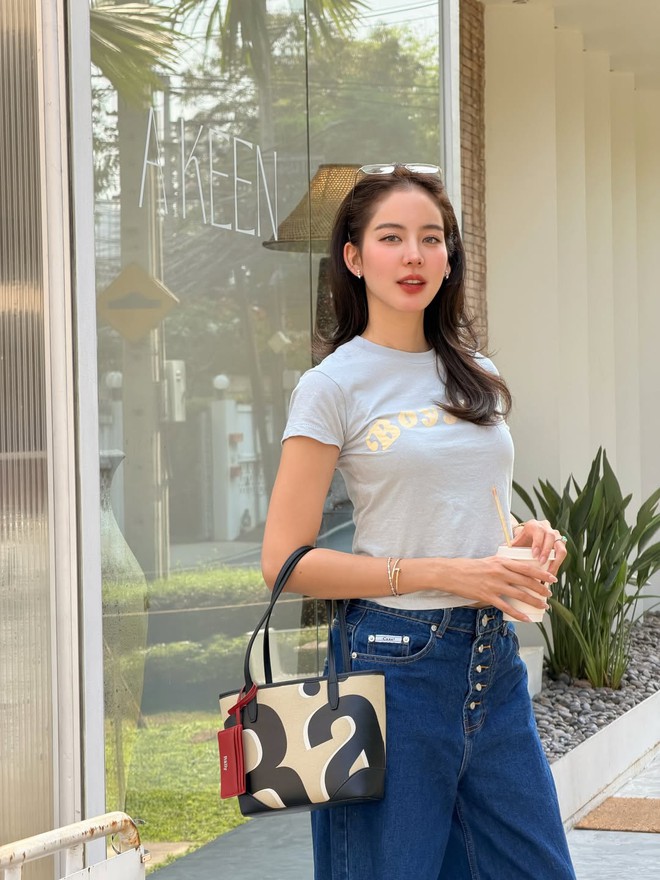 Túi xách mini nâng tầm phong cách ngày hè- Ảnh 1. Túi xách mini nâng tầm phong cách ngày hè- Ảnh 1.