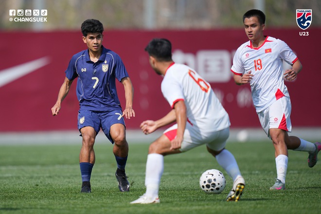 Thủ môn Cao Văn Bình rực sáng, U.23 Việt Nam vẫn thua U.23 Thái Lan vì thủng lưới giây 22- Ảnh 3. Thủ môn Cao Văn Bình rực sáng, U.23 Việt Nam vẫn thua U.23 Thái Lan vì thủng lưới giây 22- Ảnh 3.