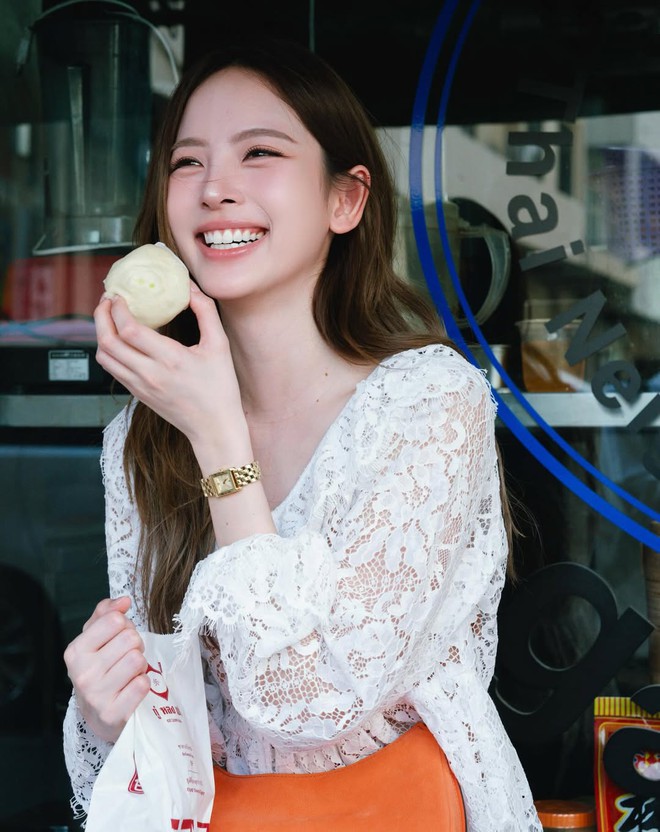 Sức hút nhẹ nhàng từ trang phục vải ren- Ảnh 4. Sức hút nhẹ nhàng từ trang phục vải ren- Ảnh 4.