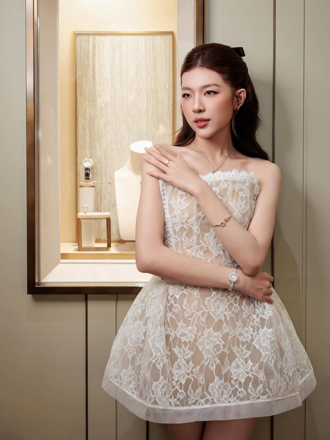 Sức hút nhẹ nhàng từ trang phục vải ren- Ảnh 8. Sức hút nhẹ nhàng từ trang phục vải ren- Ảnh 8.