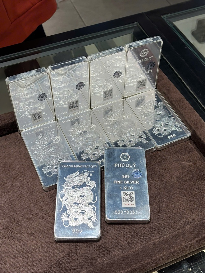 Gi&aacute; v&agrave;ng, gi&aacute; bạc tiếp tục giảm- Ảnh 2.