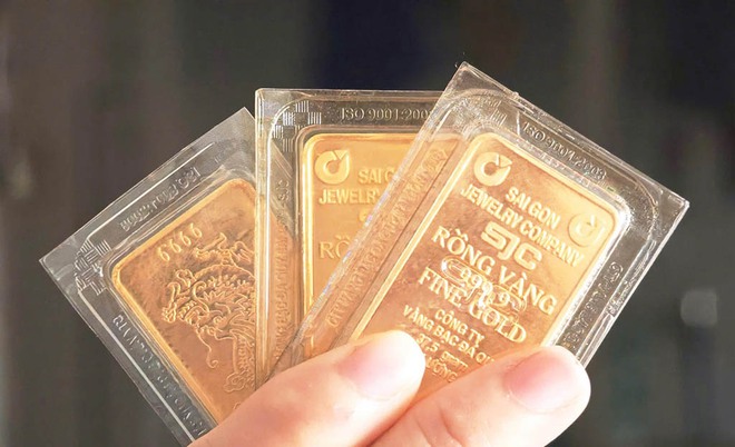 Gi&aacute; v&agrave;ng mất th&ecirc;m 2 triệu/lượng, gi&aacute; bạc bật tăng - Ảnh 1.