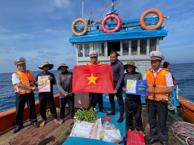 Bầu cử Quốc hội: Ho&agrave;n th&agrave;nh bầu cử sớm nơi c&aacute;ch đất liền 580 km - Ảnh 13.