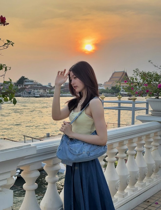 Chân váy xếp ly bền bỉ với thời gian và không lo lỗi mốt- Ảnh 7. Chân váy xếp ly bền bỉ với thời gian và không lo lỗi mốt- Ảnh 7.