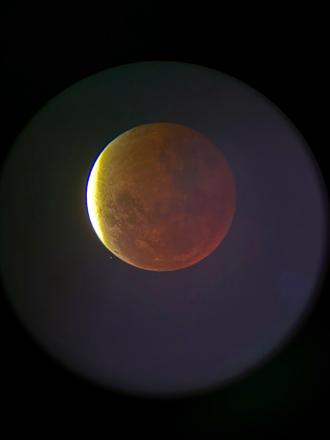 Trăng máu xuất hiện, người dân TP.HCM đổ về bến Bạch Đằng xem nguyệt thực toàn phần - Ảnh 2.