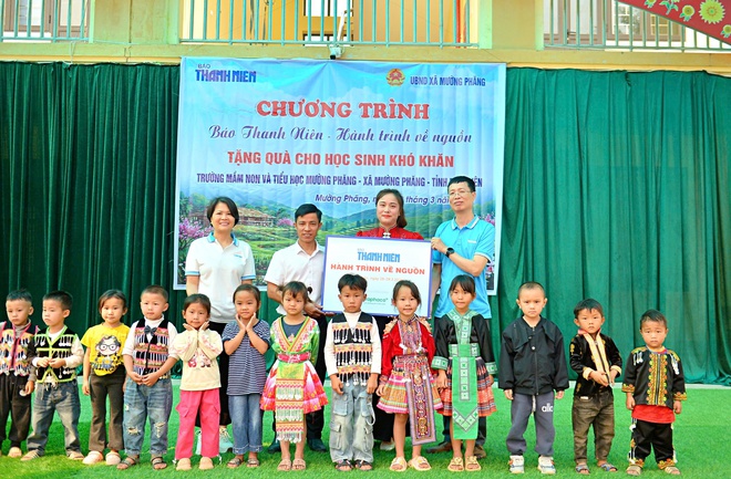 Mang yêu thương đến Mường Phăng trong hành trình về nguồn của Báo Thanh Niên - Ảnh 7.