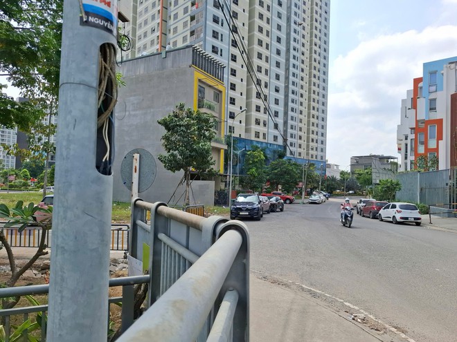 Nhiều nắp hộp điện, linh kiện trụ đ&egrave;n chiếu s&aacute;ng bị mất- Ảnh 1.