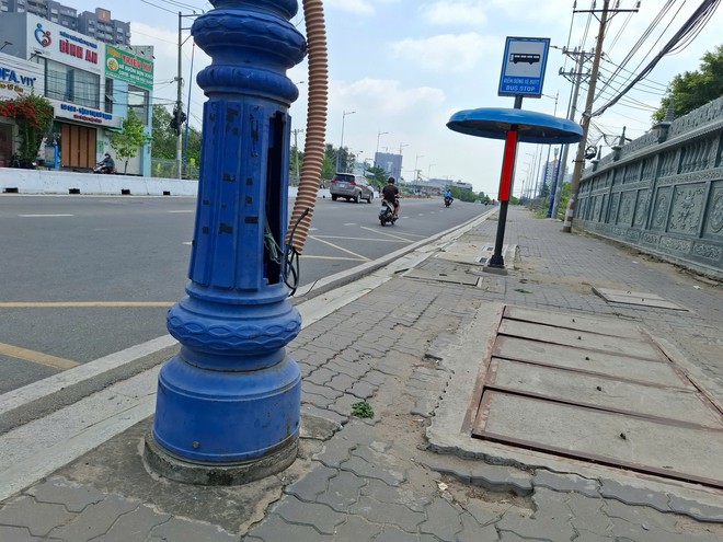 Nhiều nắp hộp điện, linh kiện trụ đ&egrave;n chiếu s&aacute;ng bị mất- Ảnh 2.