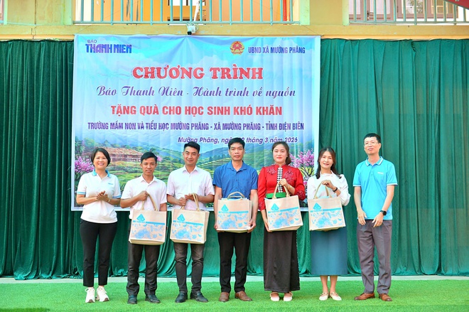 Mang yêu thương đến Mường Phăng trong hành trình về nguồn của Báo Thanh Niên - Ảnh 8.