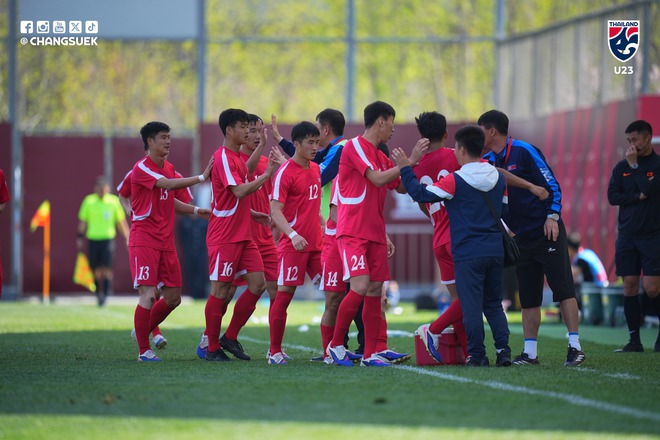 U.23 Thái Lan thua đậm U.23 Triều Tiên, chính thức hết cơ hội vô địch giải giao hữu Trung Quốc- Ảnh 3. U.23 Thái Lan thua đậm U.23 Triều Tiên, chính thức hết cơ hội vô địch giải giao hữu Trung Quốc- Ảnh 3.