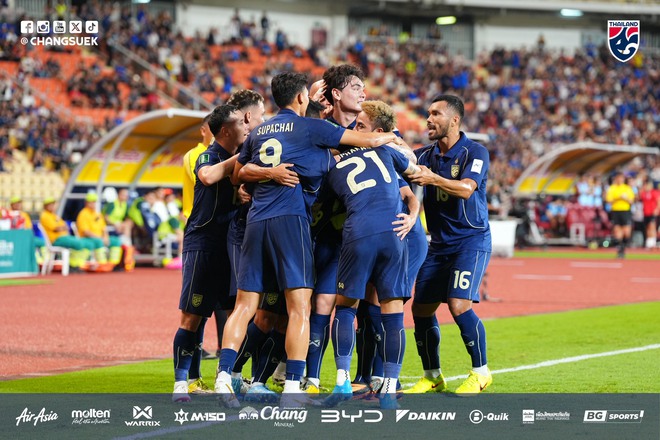 Đội tuyển Thái Lan thắng Turkmenistan phút 89, lách khe cửa hẹp giành vé Asian Cup 2027, Philippines bị loại- Ảnh 2. Đội tuyển Thái Lan thắng Turkmenistan phút 89, lách khe cửa hẹp giành vé Asian Cup 2027, Philippines bị loại- Ảnh 2.