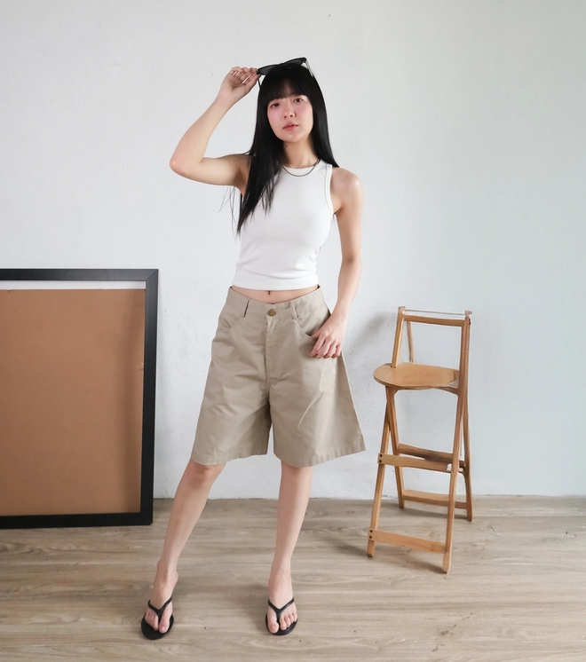 Phối đồ với áo tank top - mặc đẹp quanh năm, gọn nhẹ, thời thượng- Ảnh 7. Phối đồ với áo tank top - mặc đẹp quanh năm, gọn nhẹ, thời thượng- Ảnh 7.